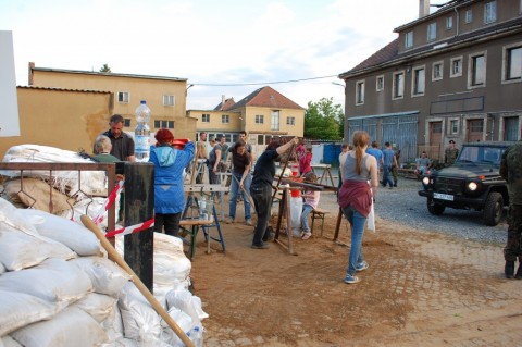 Freiwillige Helfer an Sandsackausgabe in Copitz