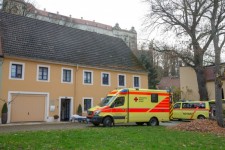 Rettungswagen vor Wohnhaus